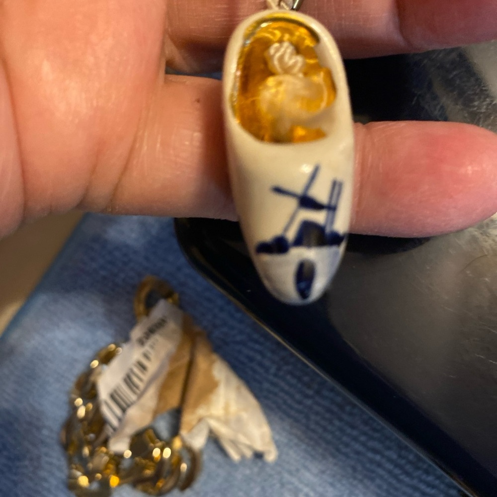 Hand-Painted Delft-Style White & Blue Clog Brooch Pair - Picture 5 of 5
